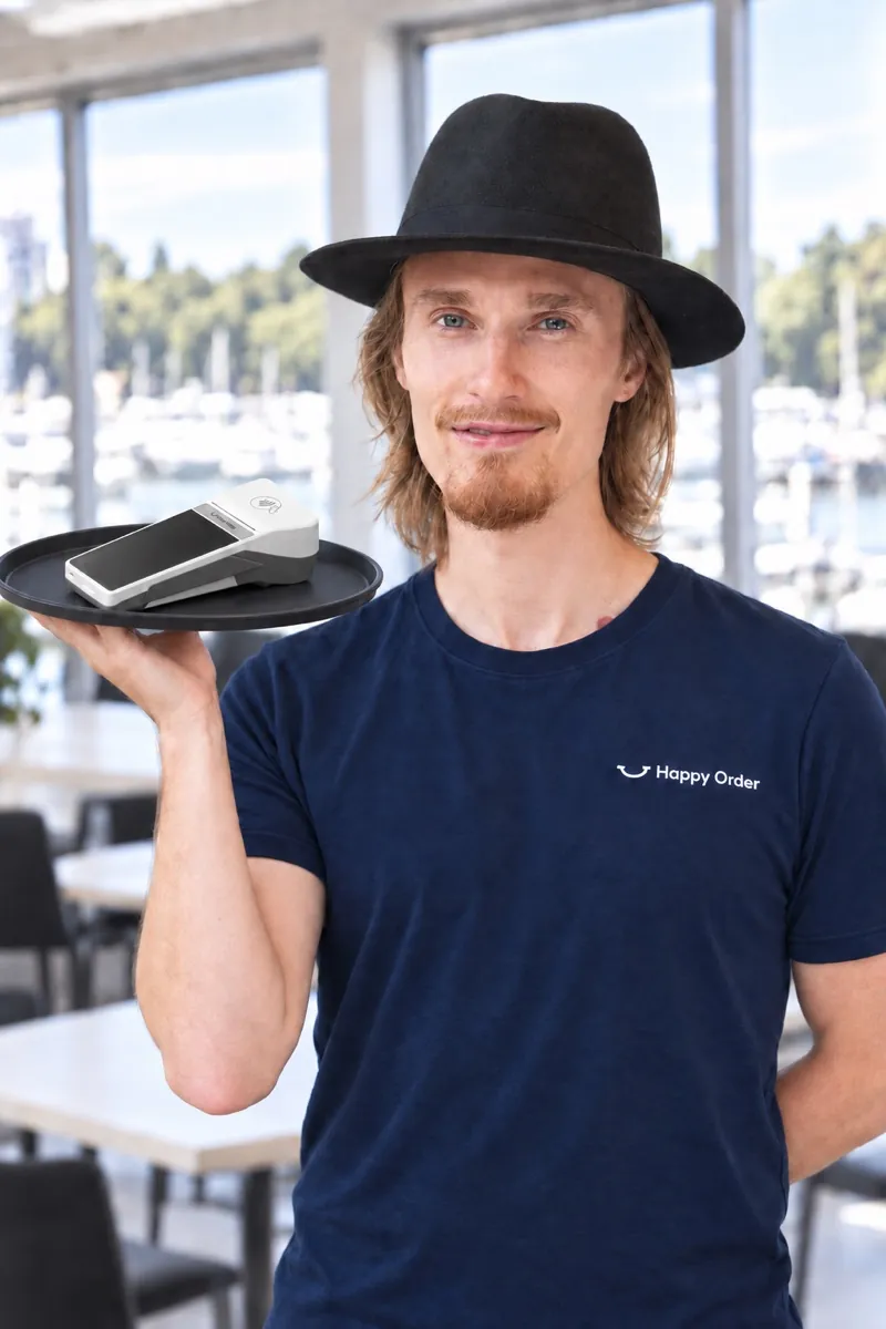 Jeremi med en kortterminal på en svart bricka